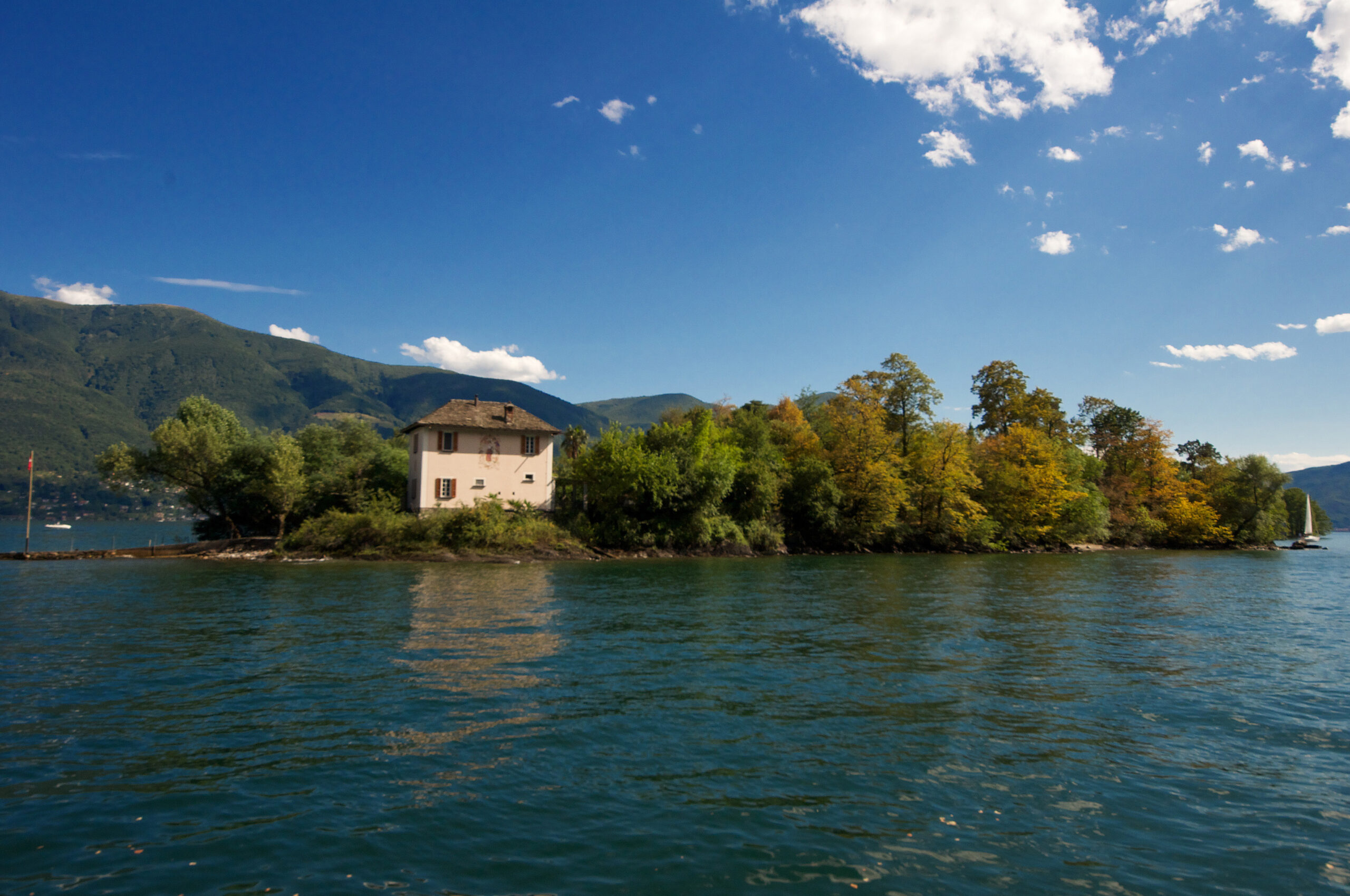 Building_near_Isole_Brissago_1